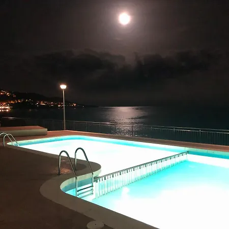 Magnifique En Front De Mer, Caneylles * Roses