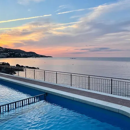 Magnifique En Front De Mer, Caneylles Roses